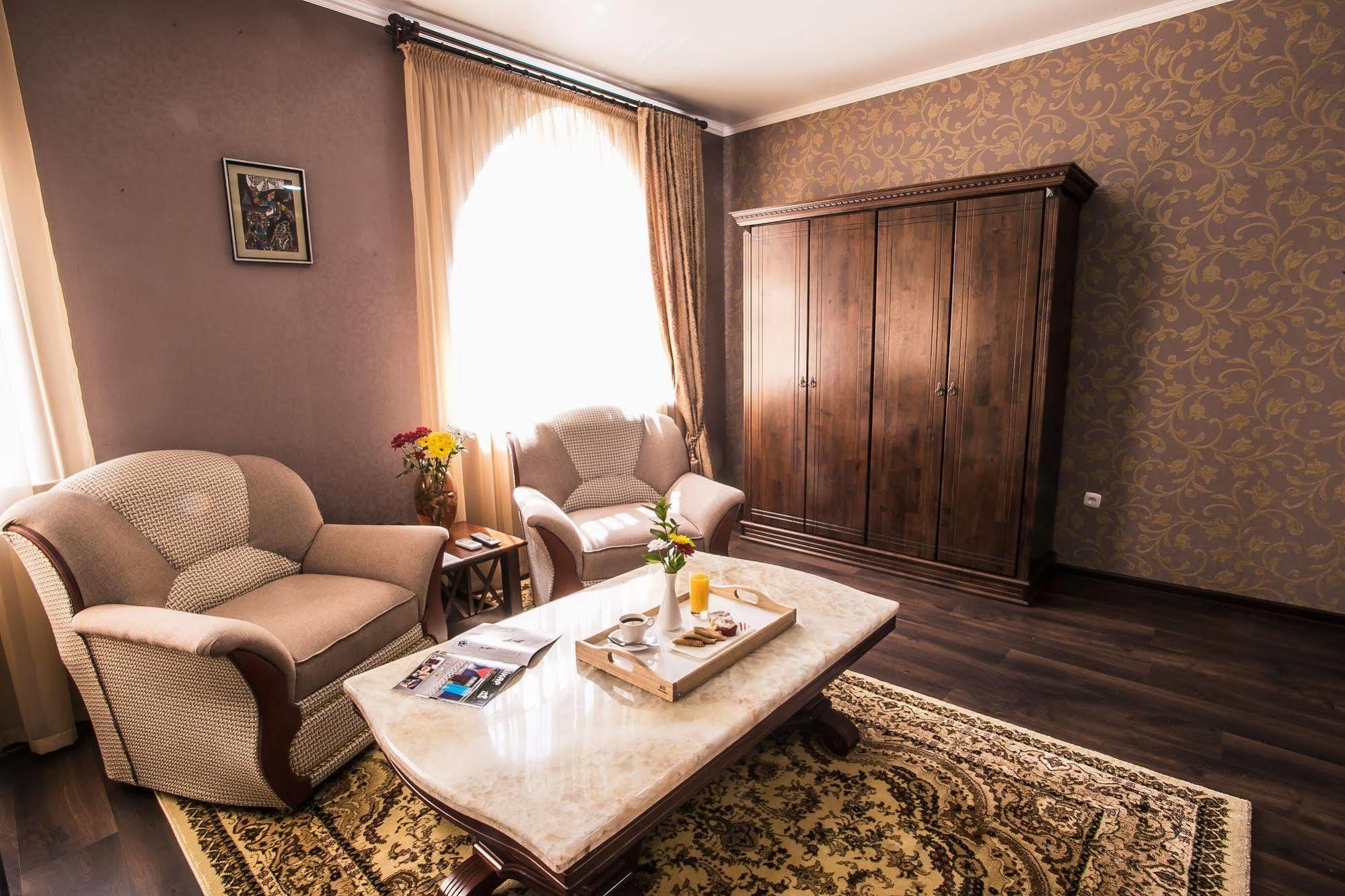 Shah Palace Hotel Bishkek Exterior foto